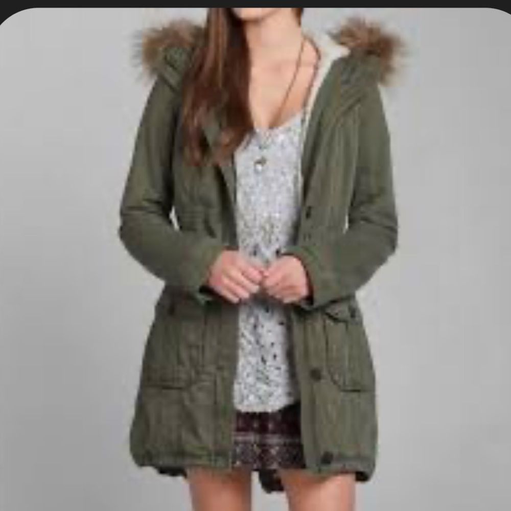 Abercrombie & Fitch Sherpa Lined Military Parka Coat in army green medium